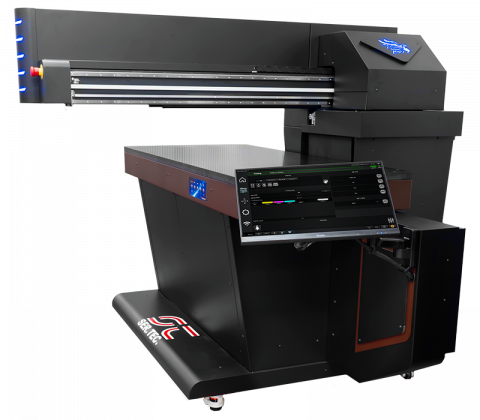 The image shows the Eagle UV70R, with a modern and technological design. The machine features a black structure with glossy finishes and a large flat printing table. A control screen with a digital interface is visible on the side, likely used for monitoring and adjusting printing settings. The printer appears designed for printing on large materials or rigid surfaces, ideal for industrial use or optimized workflows in printing consultancy services.